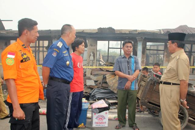 Bupati HM Wardan Serahkan Bantuan Kepada Korban Kebakaran