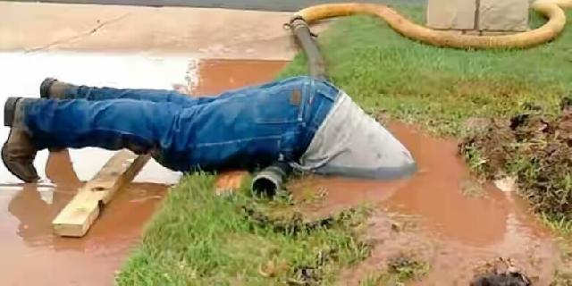 Orang Ini Benamkan Kepala ke Air Kotor untuk Perbaiki Pipa, Fotonya Pun Jadi Viral