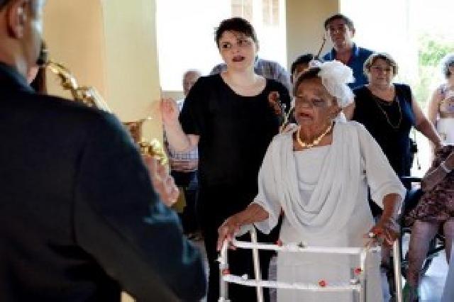 Cinta Pandangan Pertama, Nenek 106 Tahun Bertunangan dengan Lelaki Ini