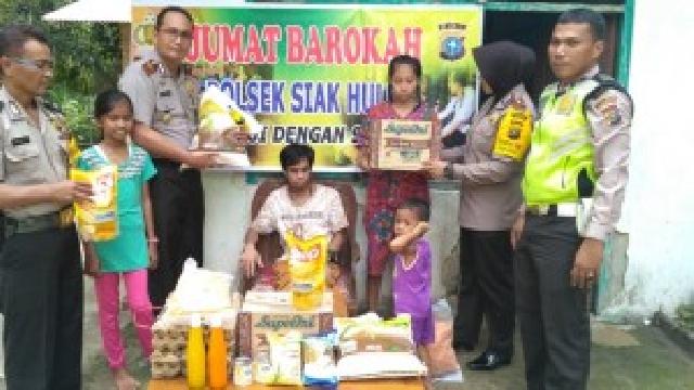 Ajak Untuk Saling Peduli, Polisi Ini Rutin Mengayomi Warga Sekitar