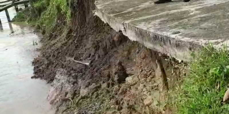 Abrasi Sungai Kuantan Semakin Parah, Jalan dan Rumah Warga Terancam Longsor