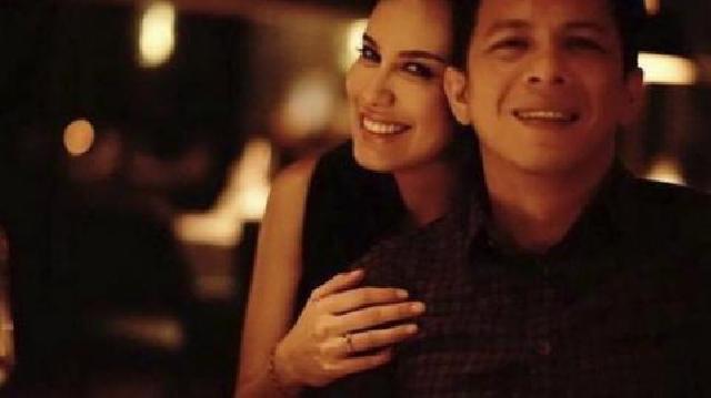 Sssstt, Ada Cincin di Jari Manis Sophia Latjuba Saat Peluk Mesra Ariel dari Belakang