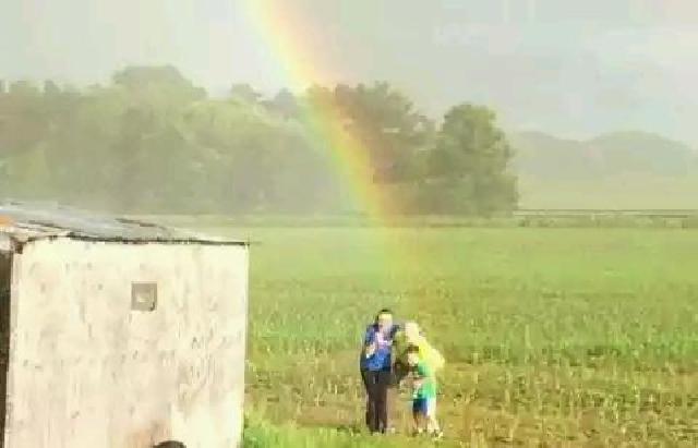 Keluarga Ini Berhasil Temukan Ujung Pelangi