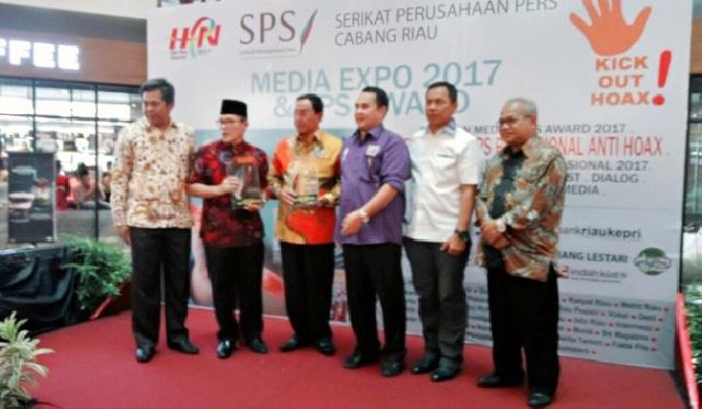 Pemkab Inhil Terima Award Media Relationship Dari SPS Riau