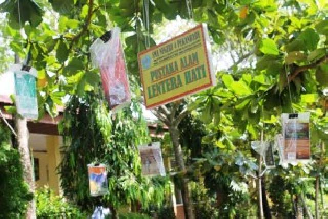 Banyak Buku Tergantung di Bawah Pohon SMAN 4 Pekanbaru