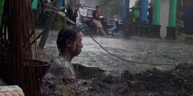 Tolak Penancapan Tiang di Depan Rumah Warga, Arifin Masuk Lubang Galian