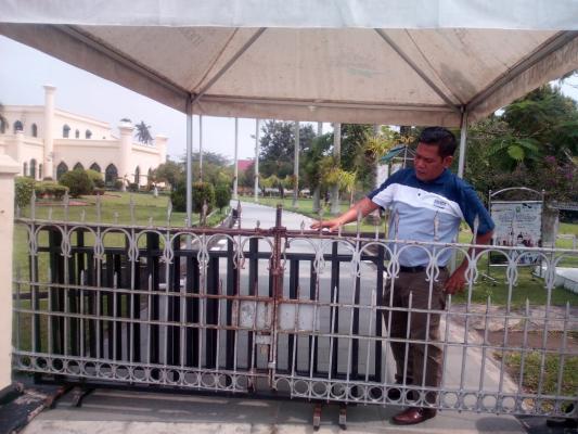 Ibu-ibu Ini Klaim Sebagai Ahli Waris yang Sah Istana Siak dan Bawa Surat Asli dari Sultan Siak