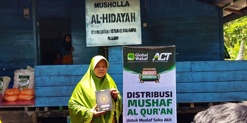 ACT Salurkan Mushaf Al-Quran dan Beras Gratis Ke Mualaf Suku Akit