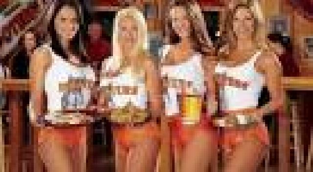 Di Balik Citra Seksi Para Hooters Girl