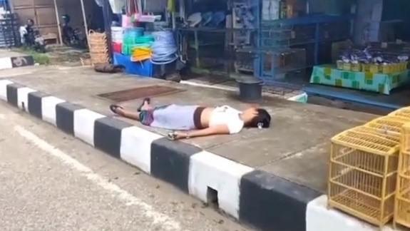 Tergeletak di Pinggir Jalan Dikira Corona, Ujung-ujungnya Perempuan Ini Bikin Polisi Kesal