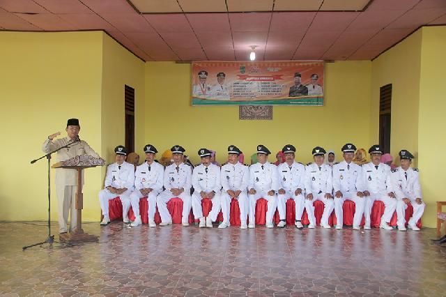 Bupati Lantik 11 Kades, di Kecamatan Teluk Belengkong