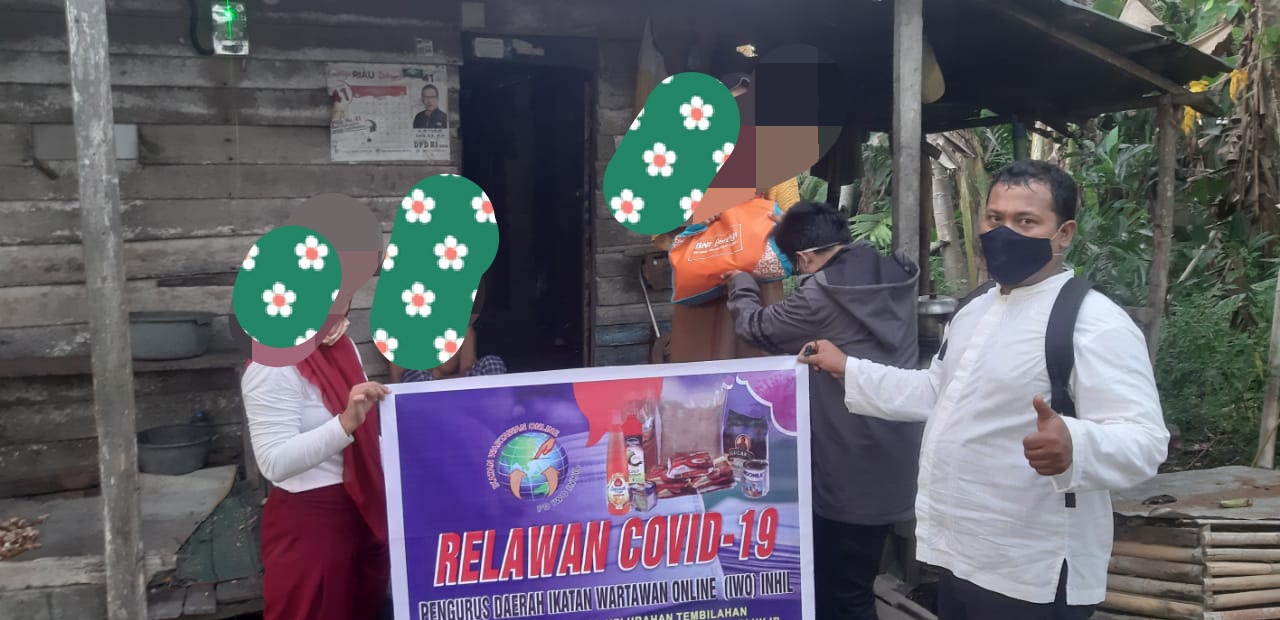 Door To Door, Relawan IWO Inhil Menyisir Jalanan Menyerahkan Bantuan Langsung Dari Rumah ke Ruma*