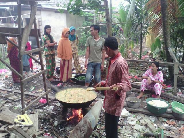 Jamaah Masjid Al-Ikhwan Masak Ratusan Porsi Bubut Asyura