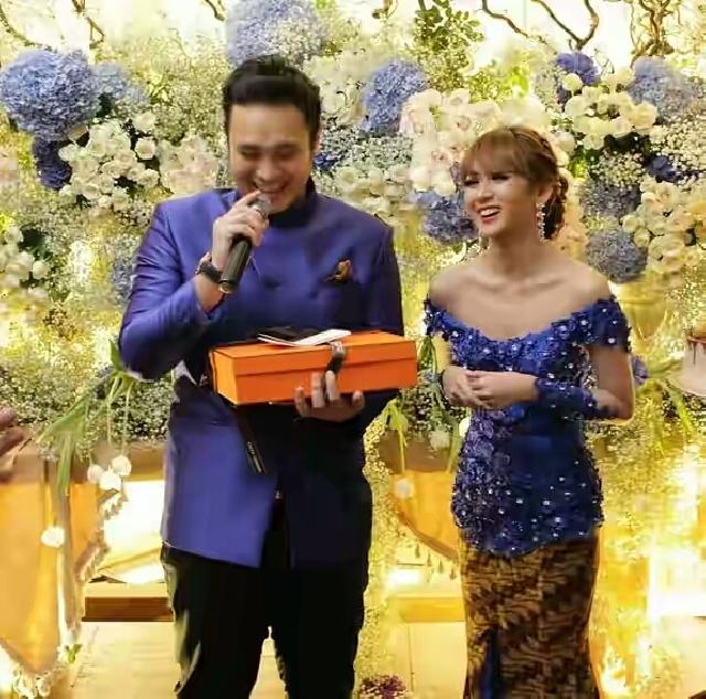 Lamaran Gilang Dirga dan Adiezty Fersa Dengan Novel Harry Potter