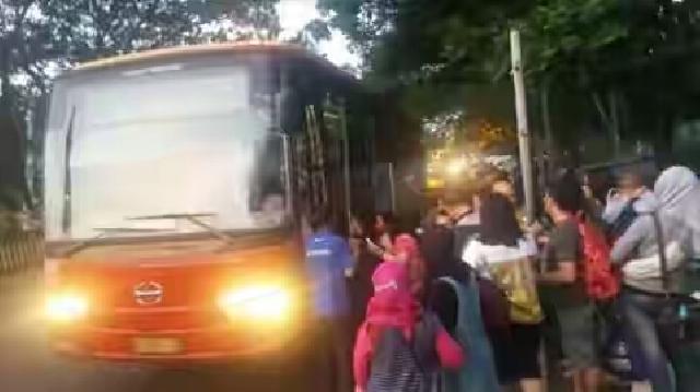 Sudah Tabrak Spion Mobil, Sopir Transjakarta Ini Menjebak Pengendara