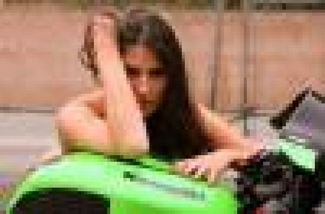 Bikin Iklan, Kawasaki Telanjangi Model Keliling Kota dengan Motor