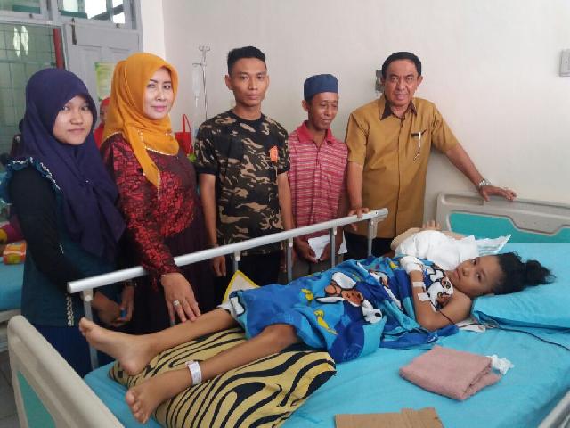 Bupati Inhil Bersama Istri Jenguk Bocah Penderita Tumor Ganas