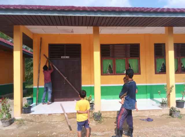 Belum Dibayar Kontraktor, Pekerja Rugi Rp 87 Juta Dan Segel Sekolah Di Inhil