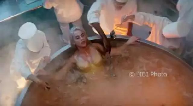 Artis Ini Ternyata Suka Makan Daging Manusia