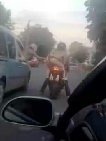 Wanita Tanpa Kutang Naik Sepeda Motor Melintasi Jalan Ramai