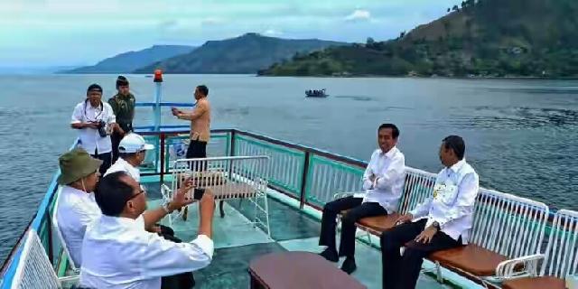 Jokowi Janji Tambahan Feri dan Perbaikan Dermaga untuk Samosir