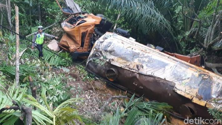 Truk Tangki Minyak Sawit Masuk Jurang di Sumbar