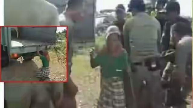 Nenek ini Menangis dan Ingin Membenturkan Kepalanya ke Mobil Gara-Gara Hewan Ternaknya Diangkut Pol 