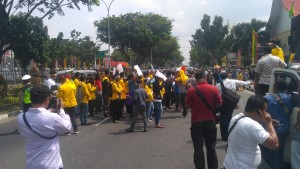 Mundur 5 Langkah, Demonstran Tutup Jalan Sudirman