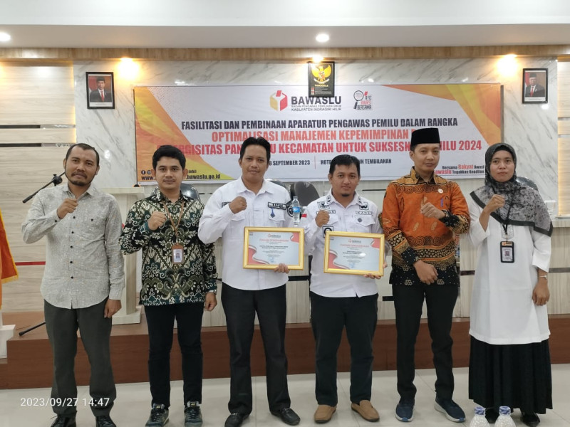 Kepada Desa Sungai Intan Terima Penghargaan dari Bawaslu Inhil