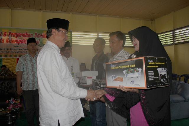 Berdayakan Masyarakat, Bupati Inhil Serahkan Bantuan