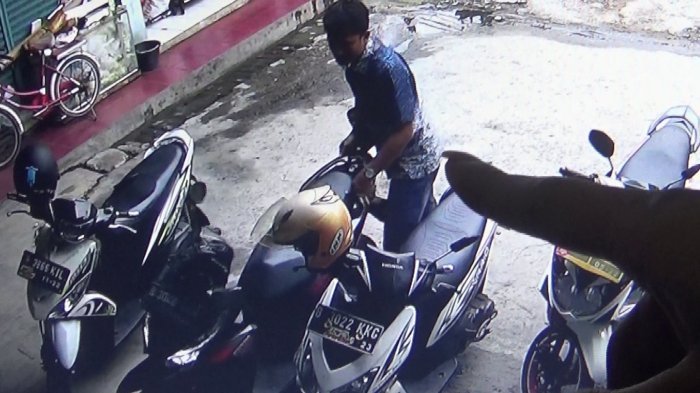 Maling Gasak Uang Bidan Rp 12 Juta di Rumah Bersalin Bekasi Barat Terekam CCTV