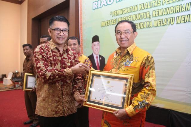 Kabupaten Indragiri Hilir Terima Penghargaan Pembina Perusahaan Terbaik