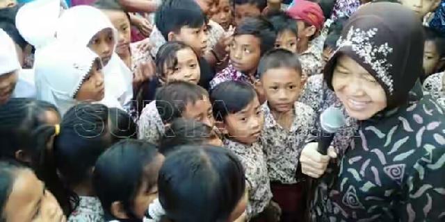 Mendadak Didatangi Risma, Bocah SD Menangis dan Memintanya Tak ke Jakarta