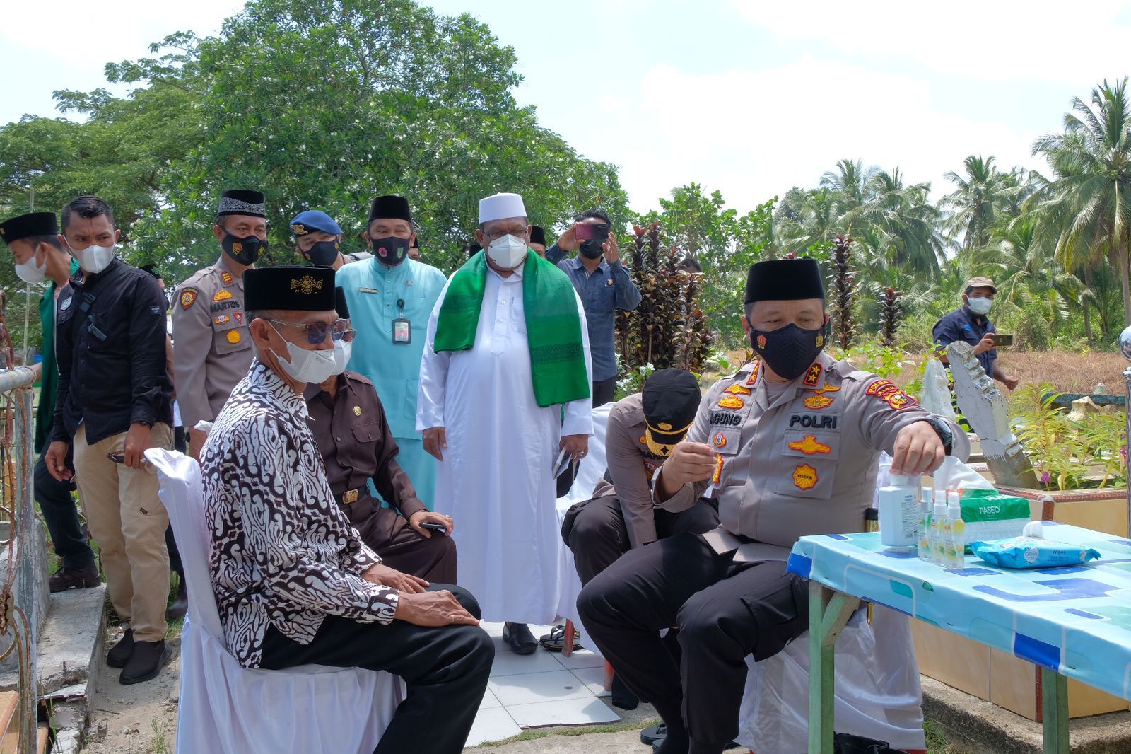 Kunjungan Kerja Ke Inhil, Kapolda Serahkan 1500 Dosis Vaksin, Bansos Dan Bantuan Untuk Rumah Ibadah