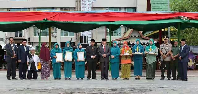 Bupati Inhil Serahkan Hadiah Pemenang Lomba Peringatan Hari Ibu