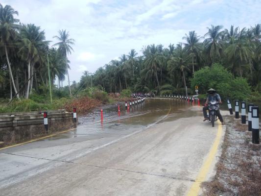 Jalan Lintas Pematang Duku Timur-Pambang Tergenang Pasang Laut, Warga Kesulitan Melintas