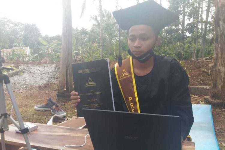 Mahasiswa IAIN Purwokerto Ikuti Wisuda Virtual Seorang Diri di Makam Ayah, Nadif: Benar-benar Trenyu