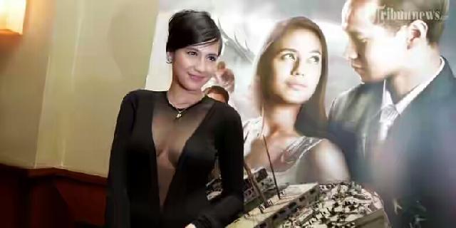 Kenakan Gaun Seksi, Pevita Pearce Salah Tingkah