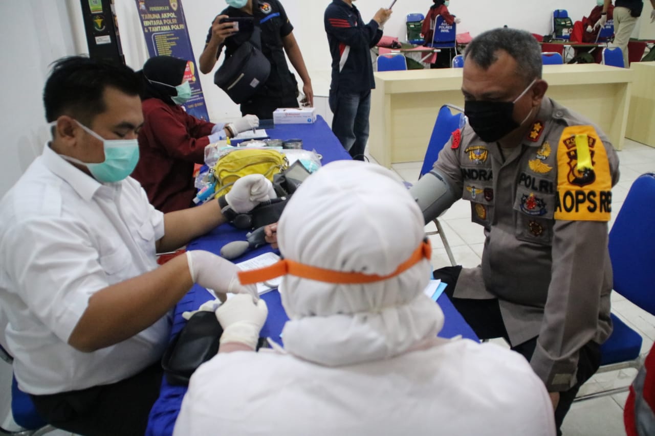 Kapolres Indragiri Hilir dan 27 Orang Anggotanya Ikut Donorkan Darah