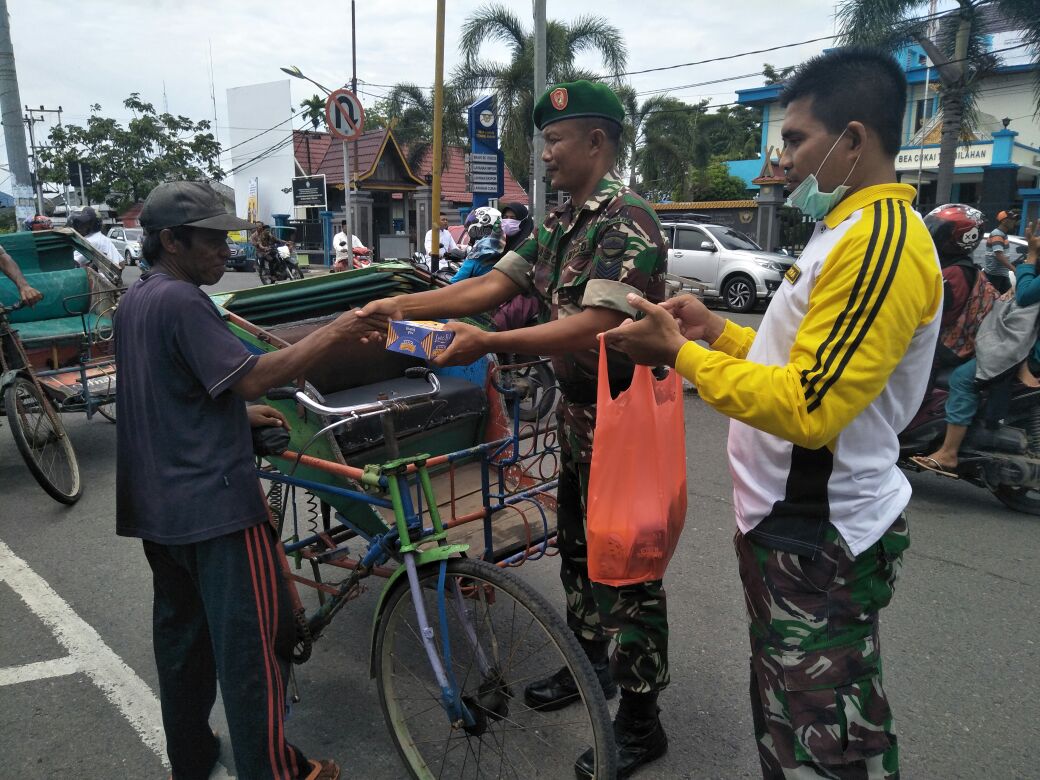 Personil Kodim 0314 Inhil Bagikan Nasi Kotak ke Tukang Becak.