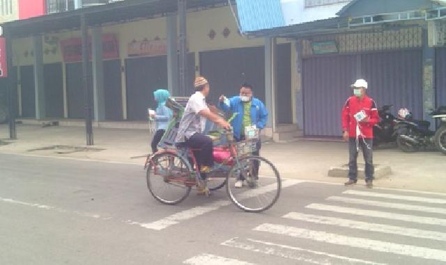 KNPI Inhil Bagi Masker Kepada Pengguna Jalan