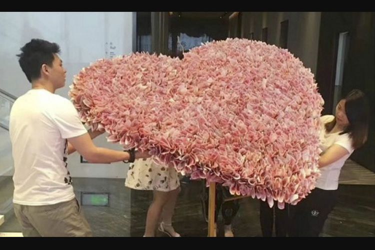 Pria di China Beri Karangan Bunga dari 3.344 Lembar Uang untuk Kekasihnya