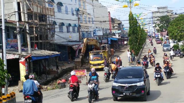 Kurang Koordinasi, Pekerjaan Drainase di Tembilahan Ganggu Telkom dan PDAM TI