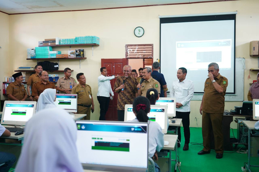 Gubernur Riau Syamsuar Sosialisasikan Pemanfaatan Teknologi AI di SMAN 1 Siak