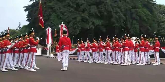 Prosesi Pergantian Grup Penjaga Istana Menyedot Perhatian Warga