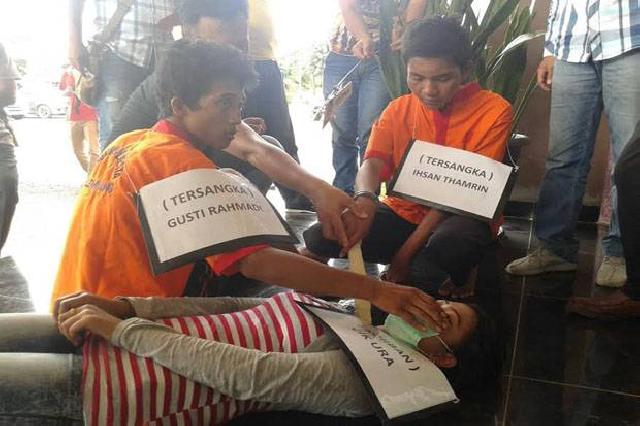 Polisi Gelar Rekonstruksi Pembunuhan Sadis Kakek-Nenek oleh Cucunya