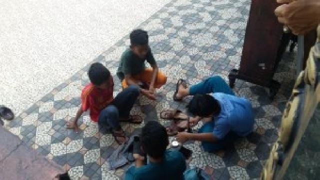 Setiap Shalat Jumat Penyemir Cilik Selalu Bermunculan
