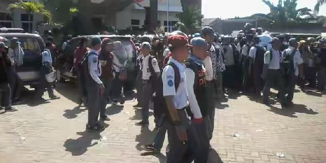 Guru Dipukul Orangtua Siswa, Murid-muridnya Datangi Kantor Polisi