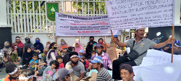 Ratusan Karyawan PT Ricry  Demo di Kantor Gubernur Riau