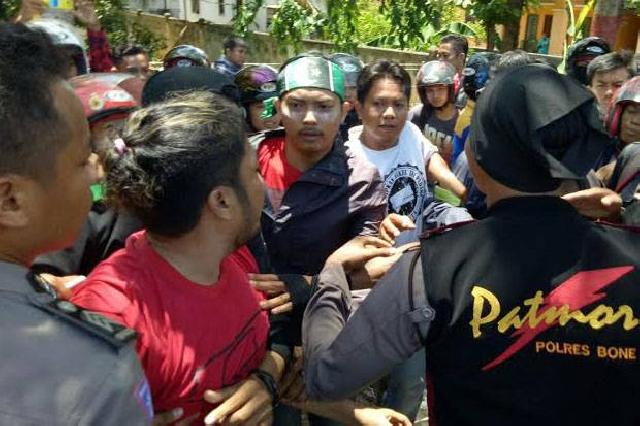 Peringati Sumpah Pemuda, Mahasiswa dan Polisi Terlibat Bentrok